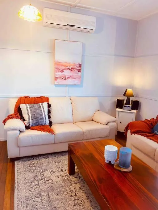 Original Pier Beach Retreat - Child Pet Friendly Urangan