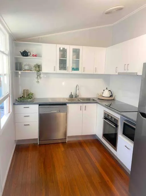 Original Pier Beach Retreat - Child Pet Friendly Urangan Holiday home